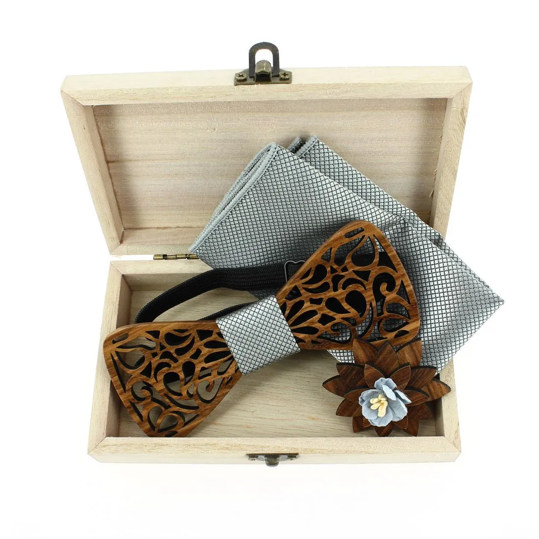 Coffret Volutes sculptées, gris. Noeud papillon en bois avec 2 accessoires.