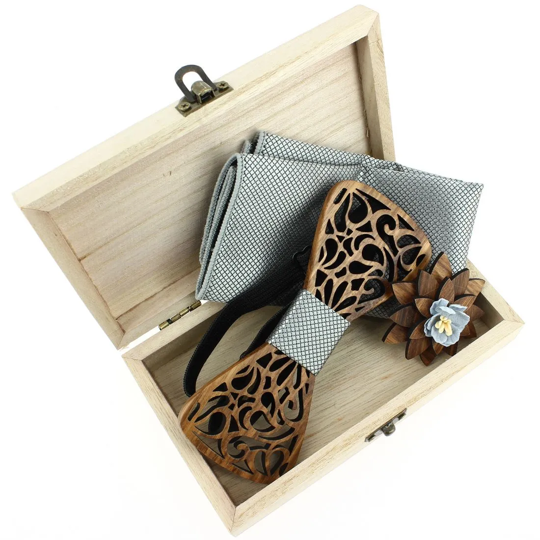 Coffret Volutes sculptées, gris. Noeud papillon en bois avec 2 accessoires.