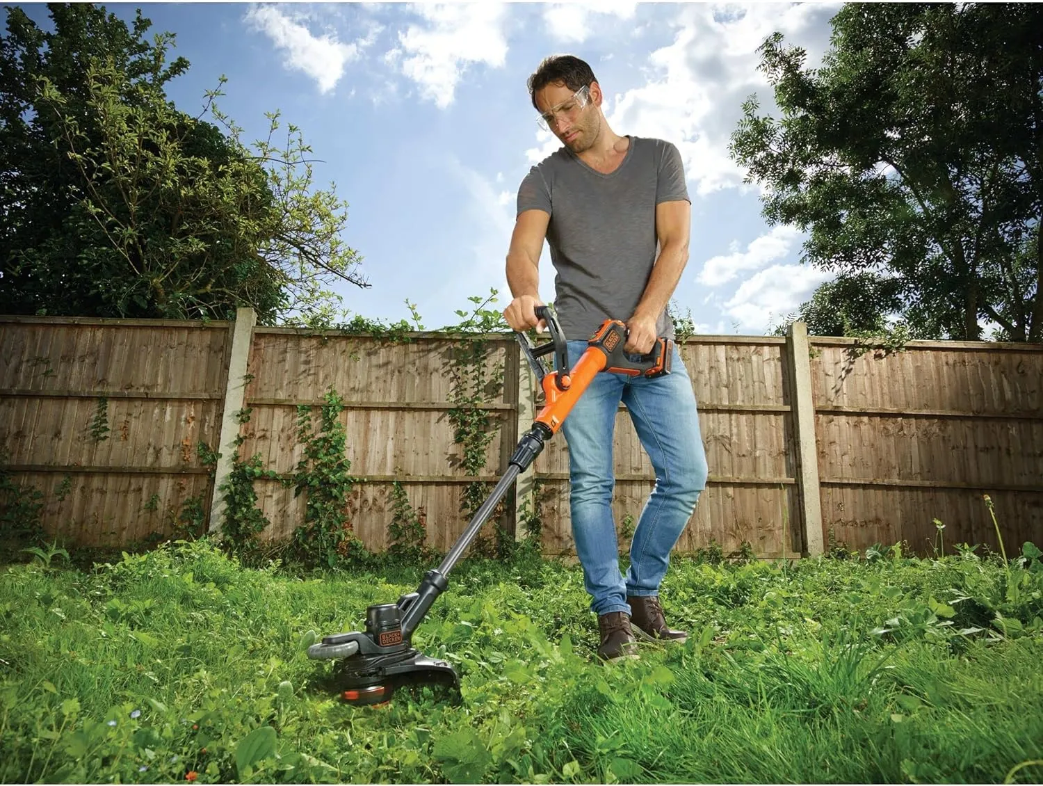 Coupe-bordures sans fil - 28 cm - 18 V - 1 batterie 2Ah - Vitesse variable Eco-Turbo - Tête 180° et roue dresse-bordures BLACK+D