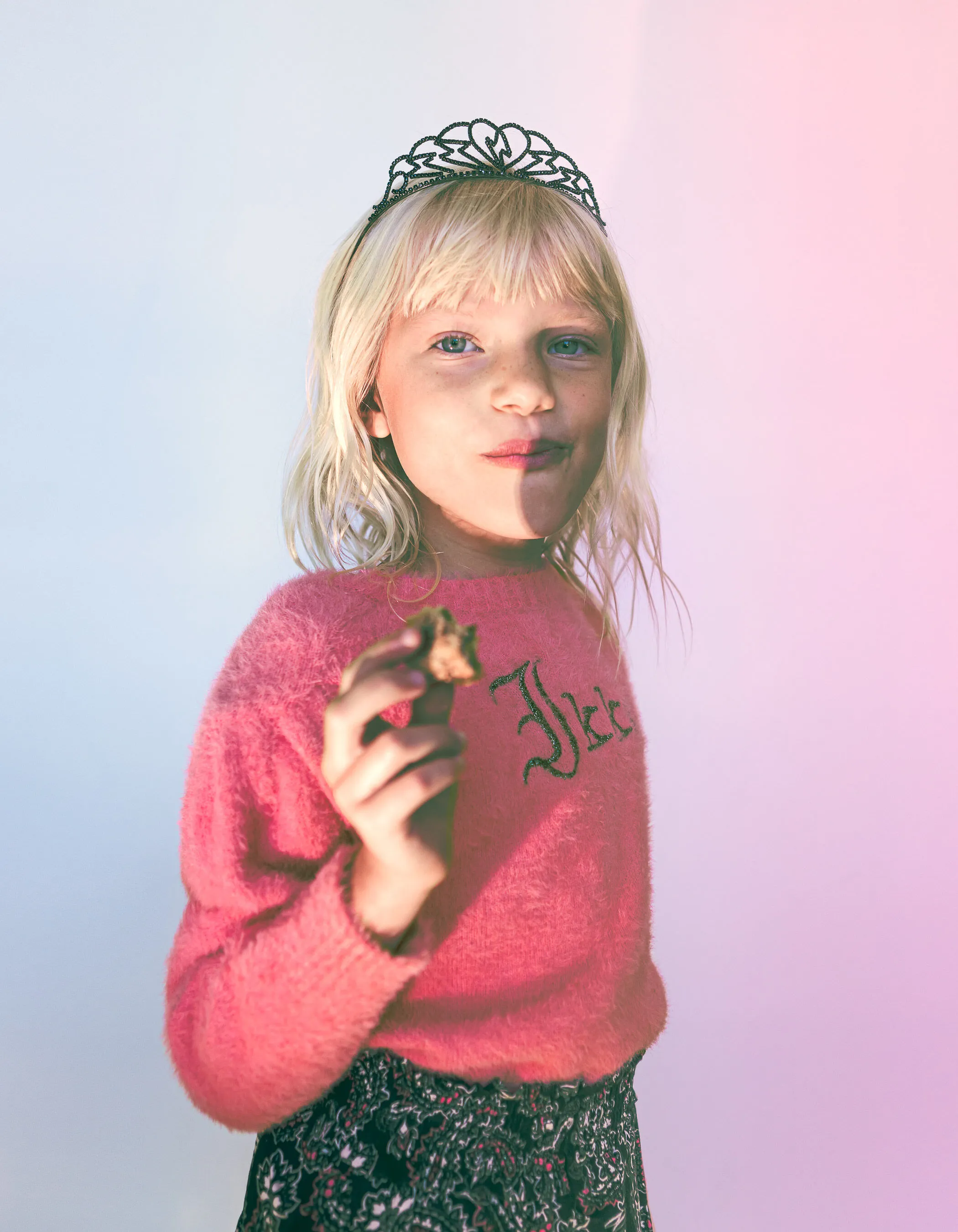 Pull rose vif tricot avec épaulettes et broderie fille