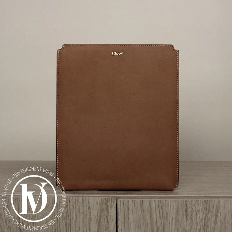 Étui ipad / pochette en cuir camel – Chloé